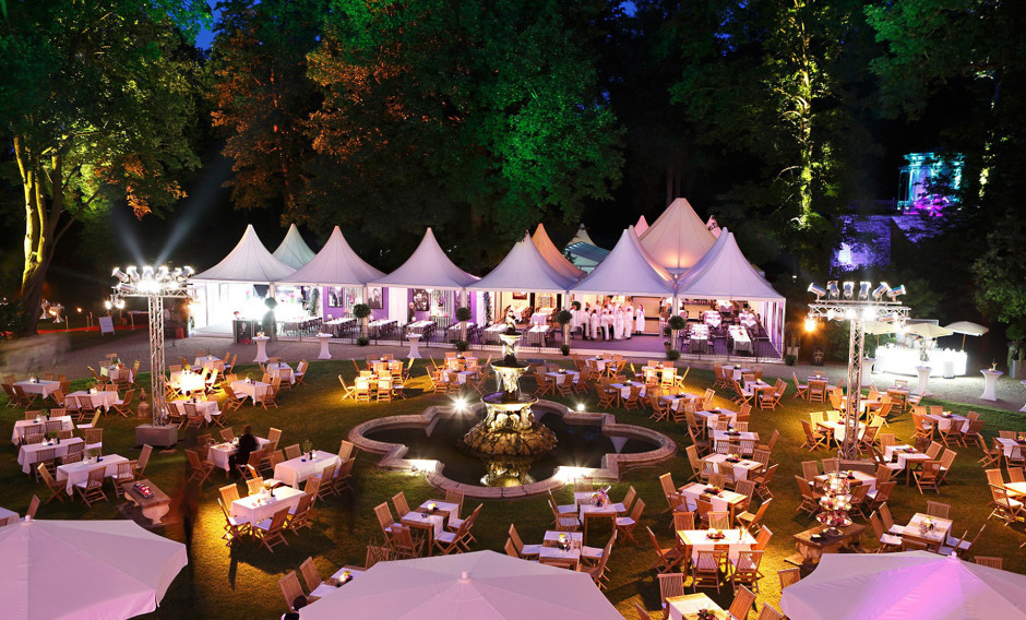 Festlich dekoriertes Gelände für das Festspielmenü der Regensburger Festspiele