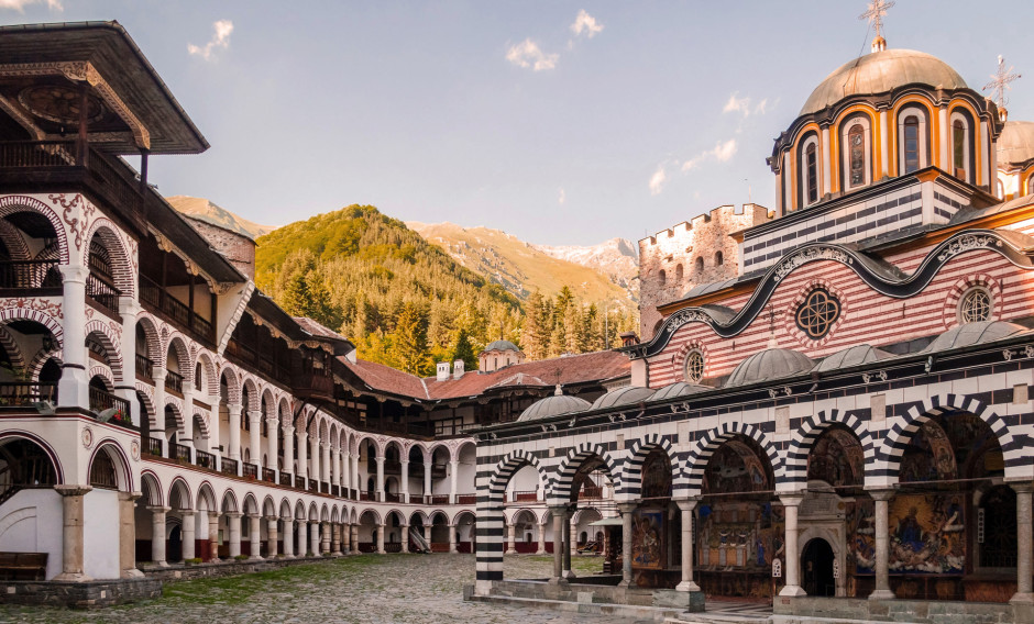 Rila Blick in den Innenhof des Klosters in Rila