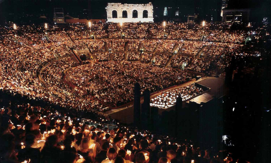 04: Blick auf Publikum und Bühne mit Kerzenlicht in der Arena di Verona    