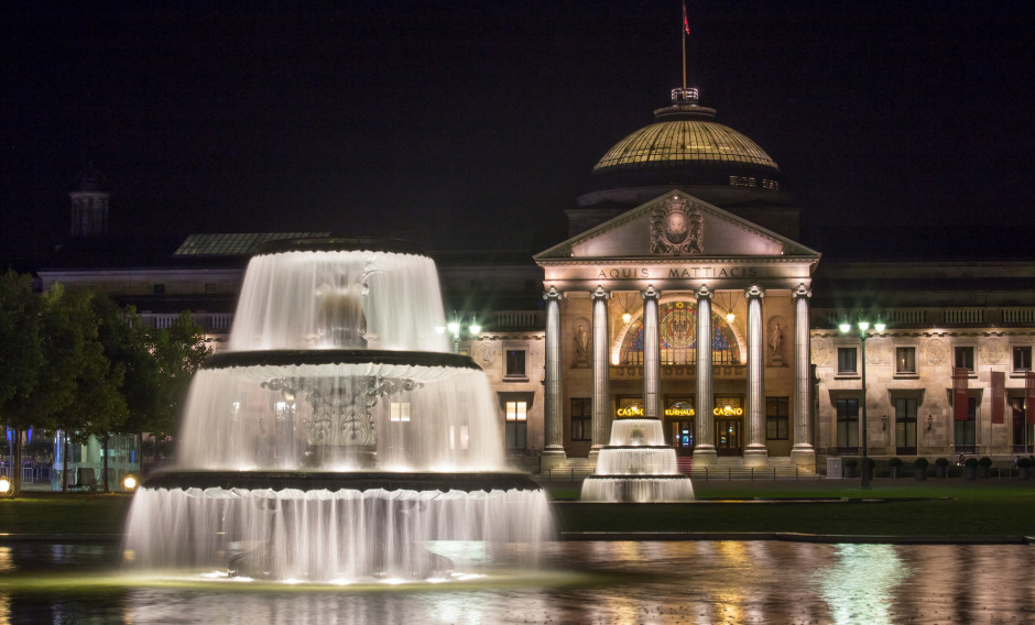 Kurpark und Kurhaus in Wiesbaden bei Nacht