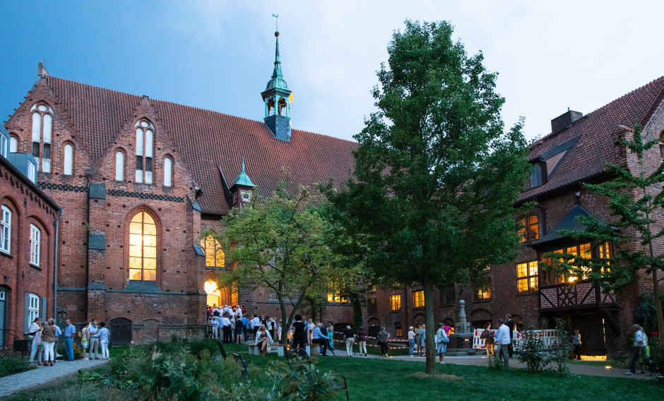 Hl.-Geist-Kirche Innenhof der Hl.-Geist-Kirche in Wismar anlässlich der Festspiele