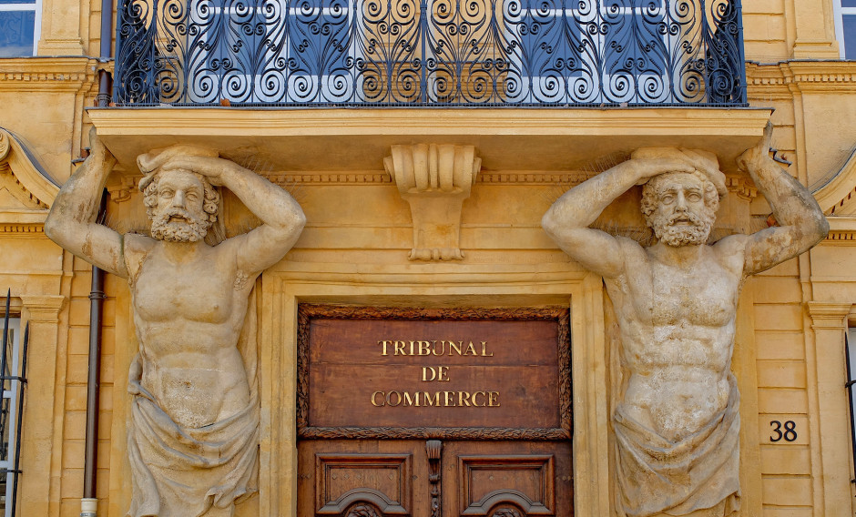 Aix-en-Provence Historische Tür mit Balkon und Statuen in Aix-en-Provence