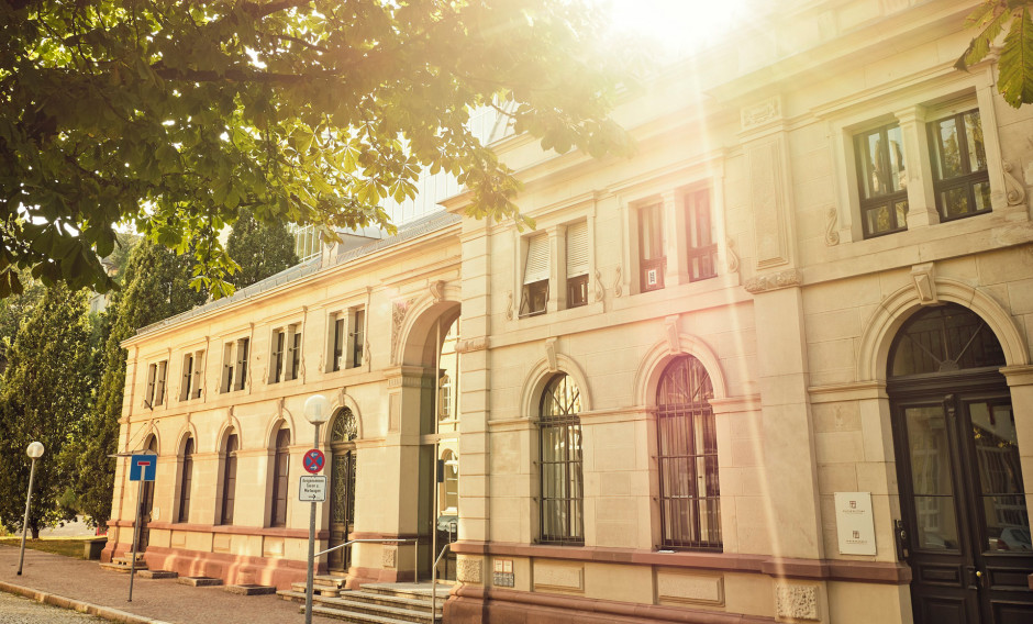 Die Fassade des Festspielhauses Baden-Baden bei Sonnenschein