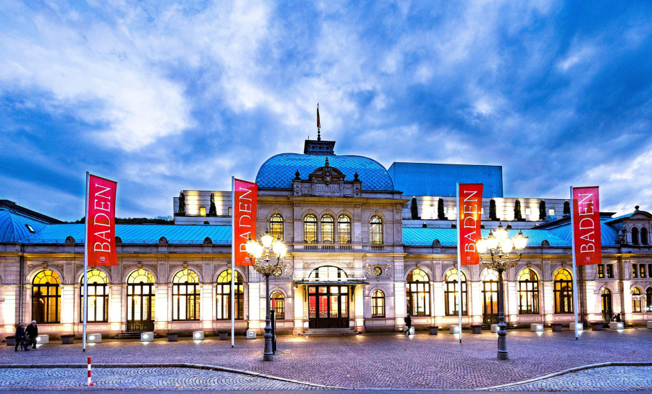 Das beleuchtete Festspielhaus in Baden-Baden
