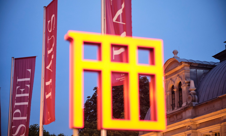 Festspielhaus Baden-Baden mit Logo und Fahnen    