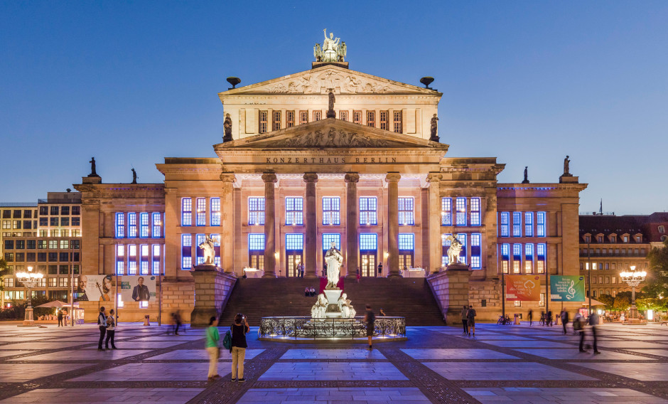 Blick auf die beleuchtete Fassade des Konzerthauses Berlin