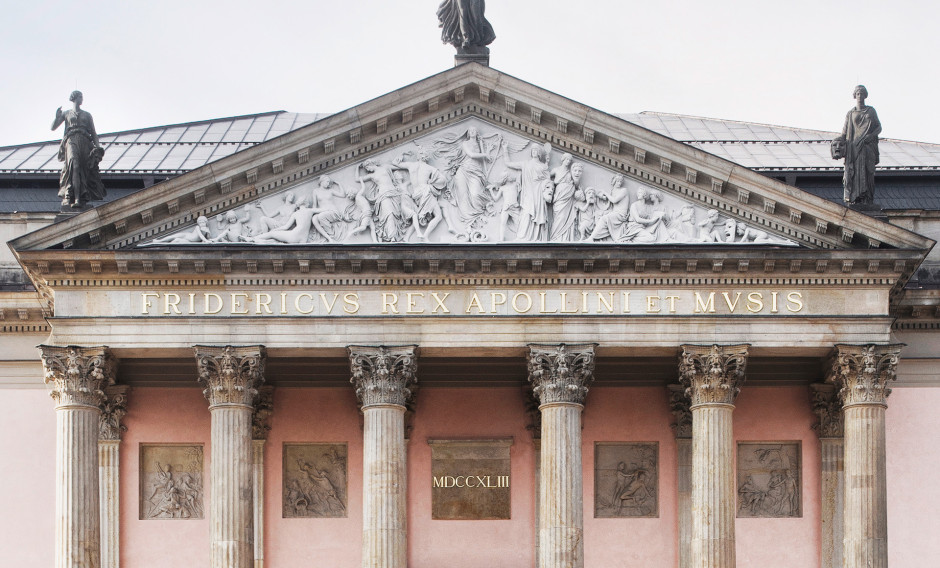 Portikus der Staatsoper Unter den Linden in Berlin