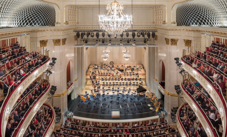Blick auf den Zuschauerraum und die Bühne der Staatsoper Unter den Linden mit Publikum