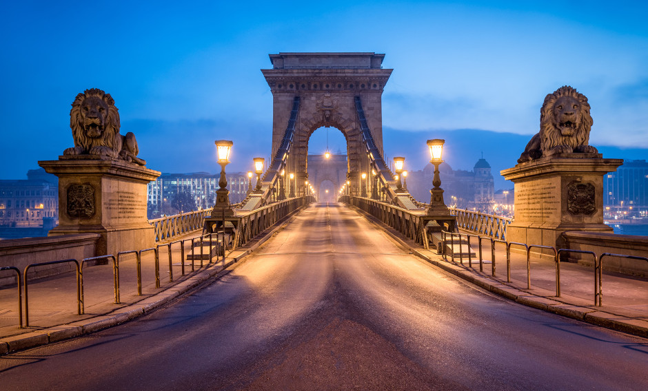 Budapest Blick auf die berühmte Széchenyi-Kettenbrücke in Budapest
