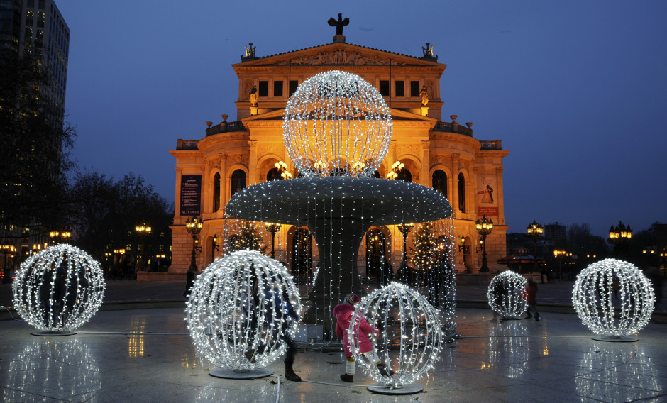 Weihnachtliche Ansicht der Alten Oper Frankfurt   