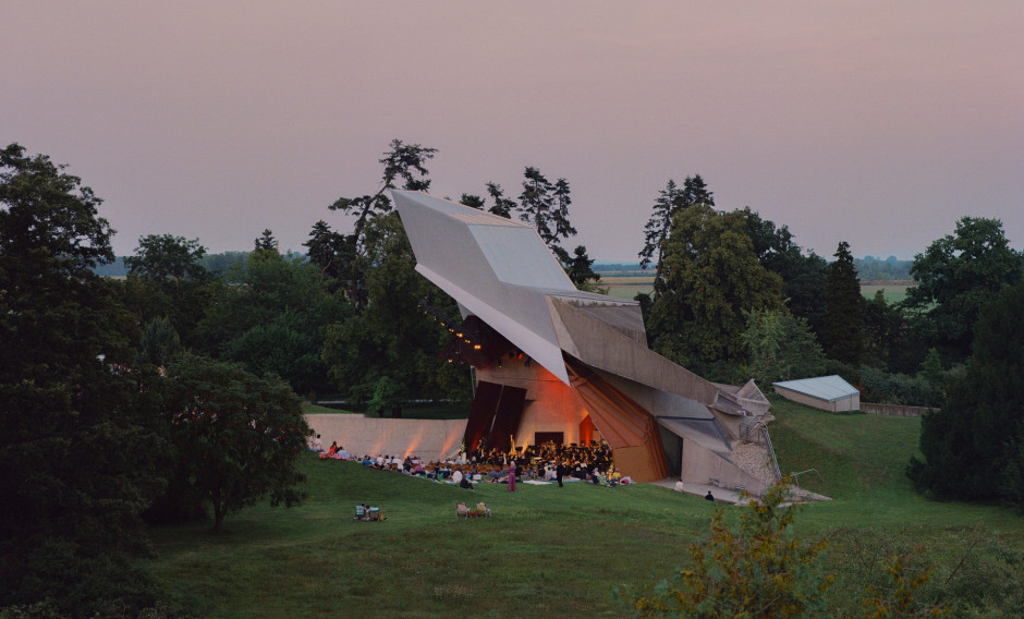 Der Wolkenturm in Grafenegg mit Festivalpublikum