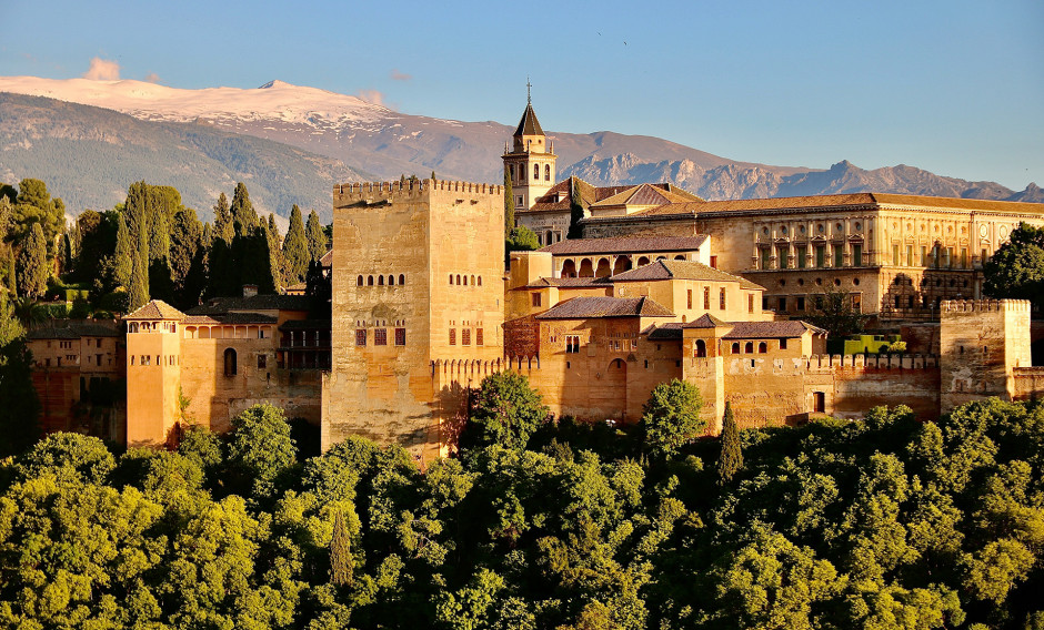 Die Alhambra in Granada mit Gebirge im Hintergrund