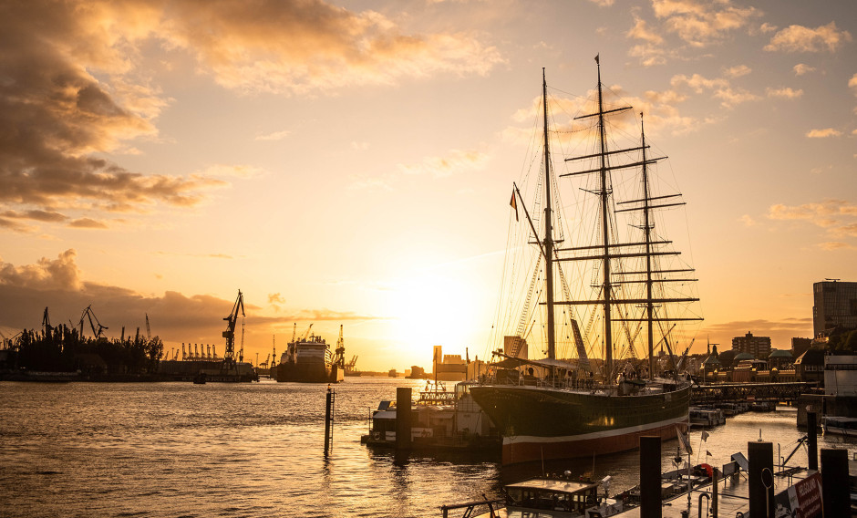 Silvester Hamburg Der Hamburger Hafen bei Sonnenuntergang