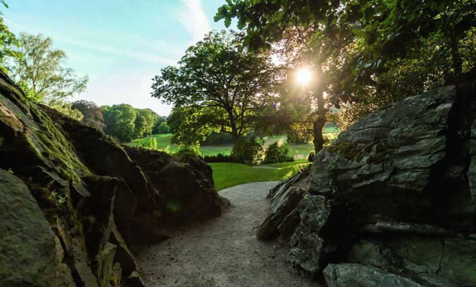 Der Park mit Grotte im Schlosshotel Kronberg