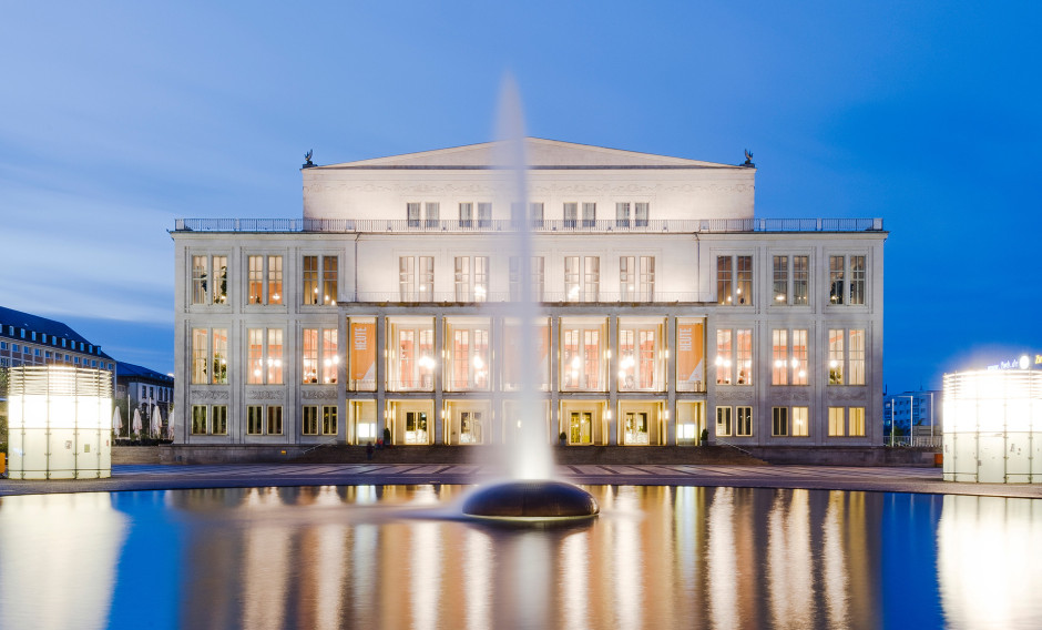 Die beleuchtete Fassade der Oper Leipzig