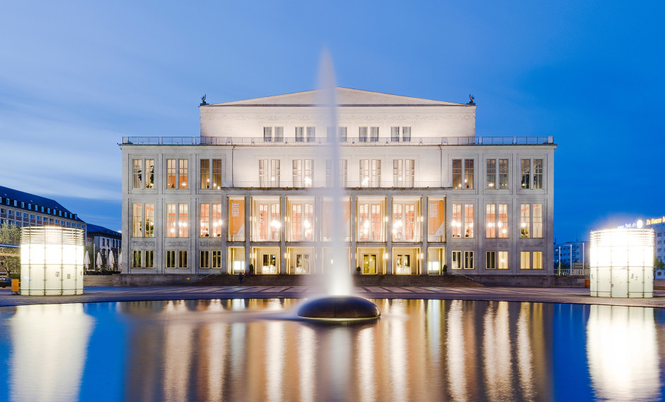 Blick auf die Fassade des beleuchteten Opernhauses Leipzig am Augustusplatz