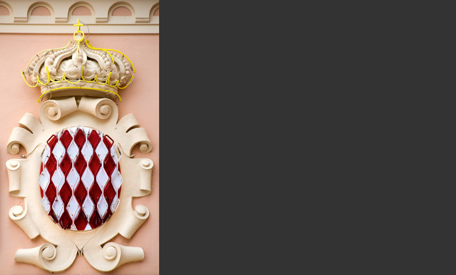 Das Wappen von Monaco an einer Hausfassade