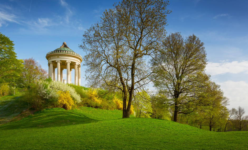 München Frühling im Englischen Garten in München mit Monopteros