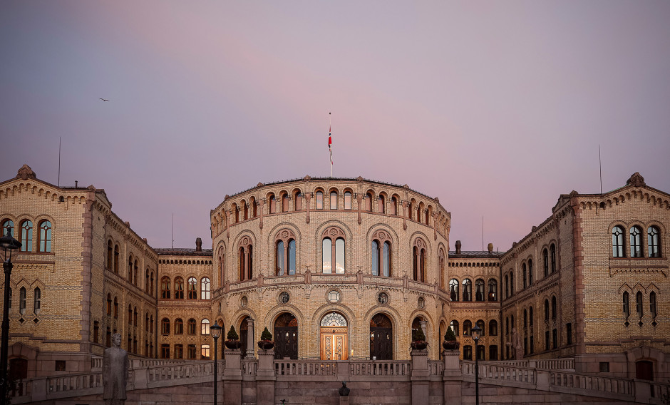 Die Fassade des norwegischen Parlamentsgebäudes "Storting" im Abendlicht