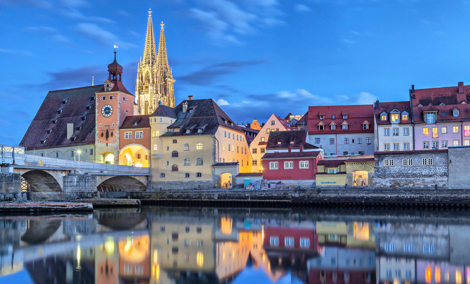 Stadtansicht von Regensburg mit Brücke und beleuchtetem Dom