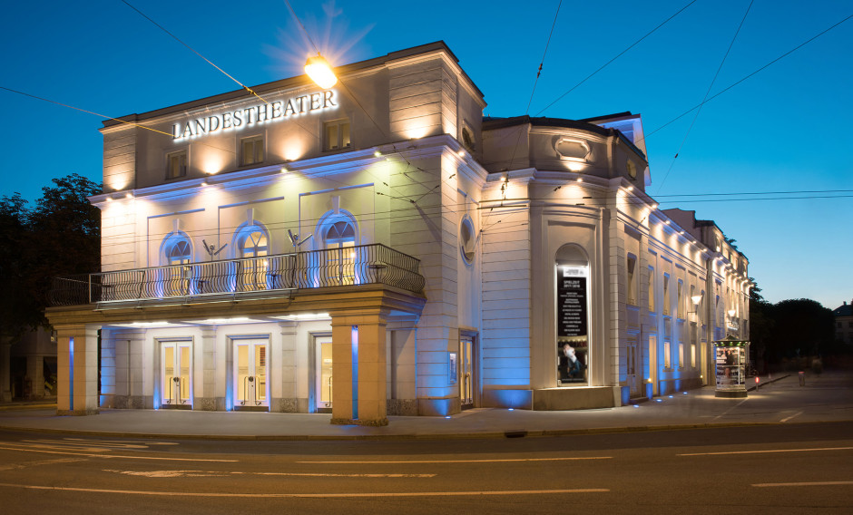 Das beleuchtete Landestheater in Salzburg