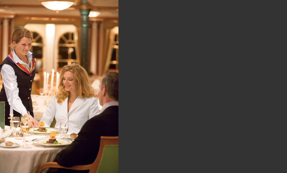 Gäste am Tisch des Restaurants der Sea Cloud II   
