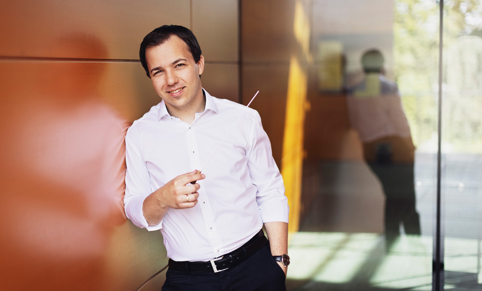 Portrait des Dirigenten Dominik Beykirch