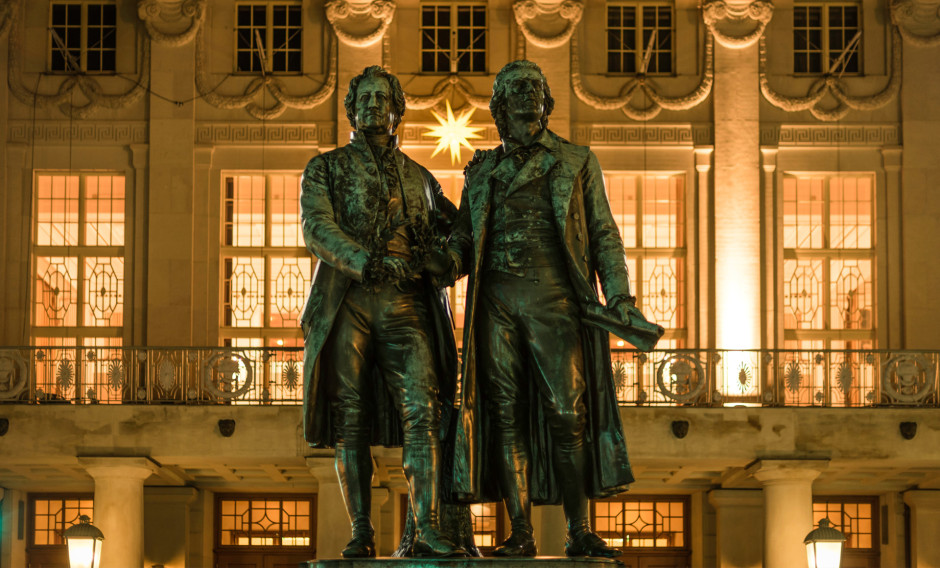 Goethe- und Schillerdenkmal Goethe- und Schillerdenkmal vor weihnachtlich dekoriertem Theater in Weimar