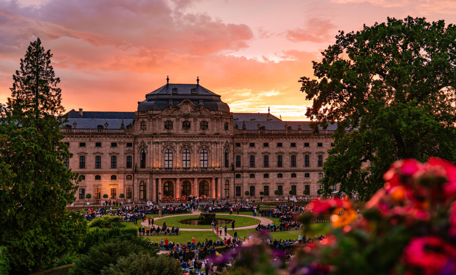 05: Abendstimmung beim Mozartfest Würzburg im Hofgarten der Residenz Würzburg    
