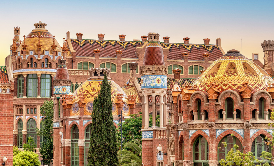 Dächer und Fassaden des Hospital de la Santa Creu i Sant Pau in Barcelona      