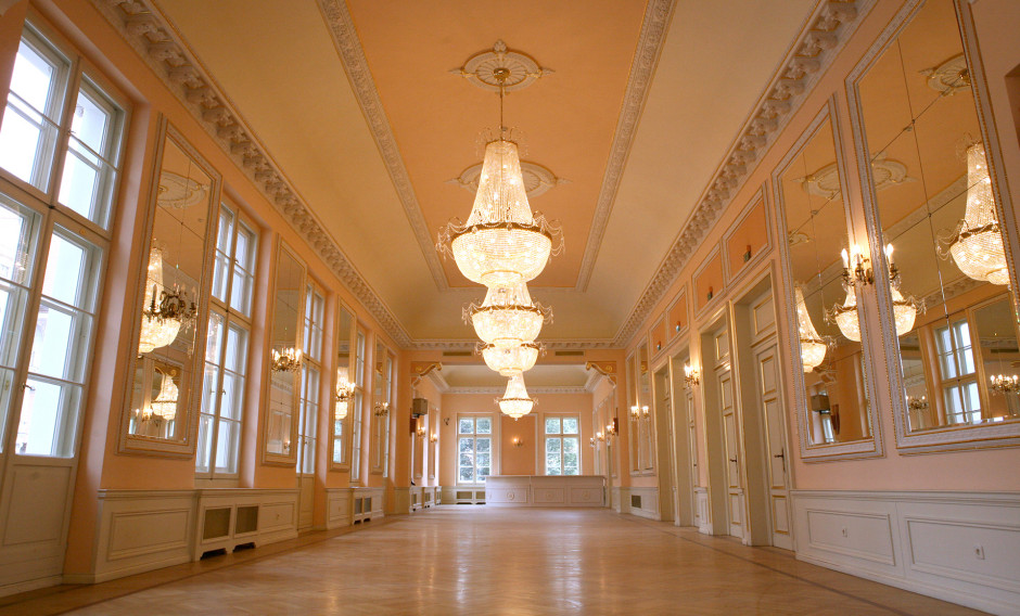 Oper Breslau Blick in einen Innenraum mit Kronleuchtern des Opernhauses Breslau