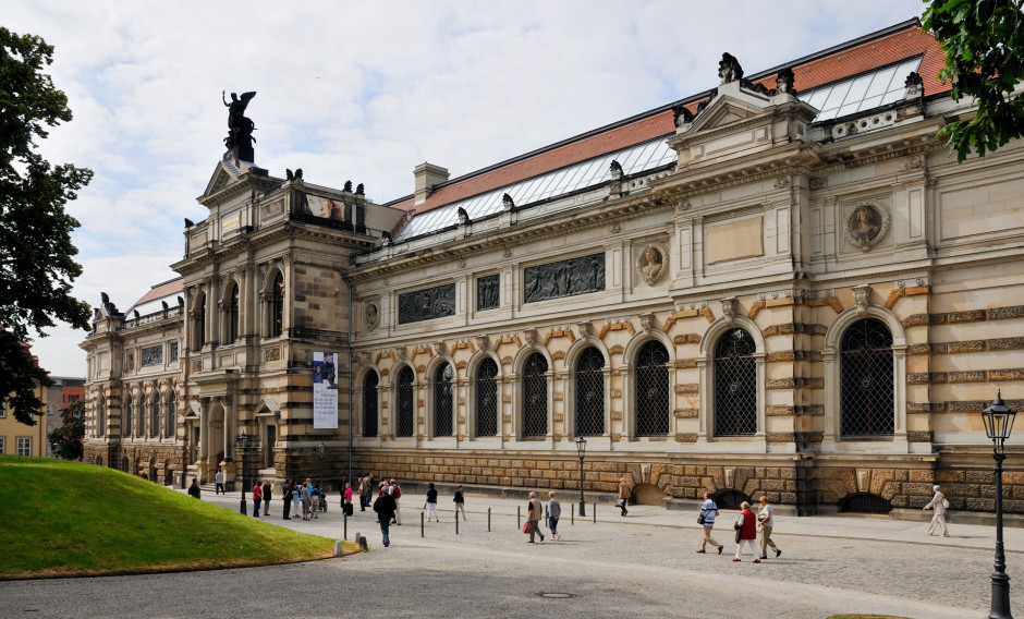 Fassade und Vorplatz des Albertinums in Dresden
