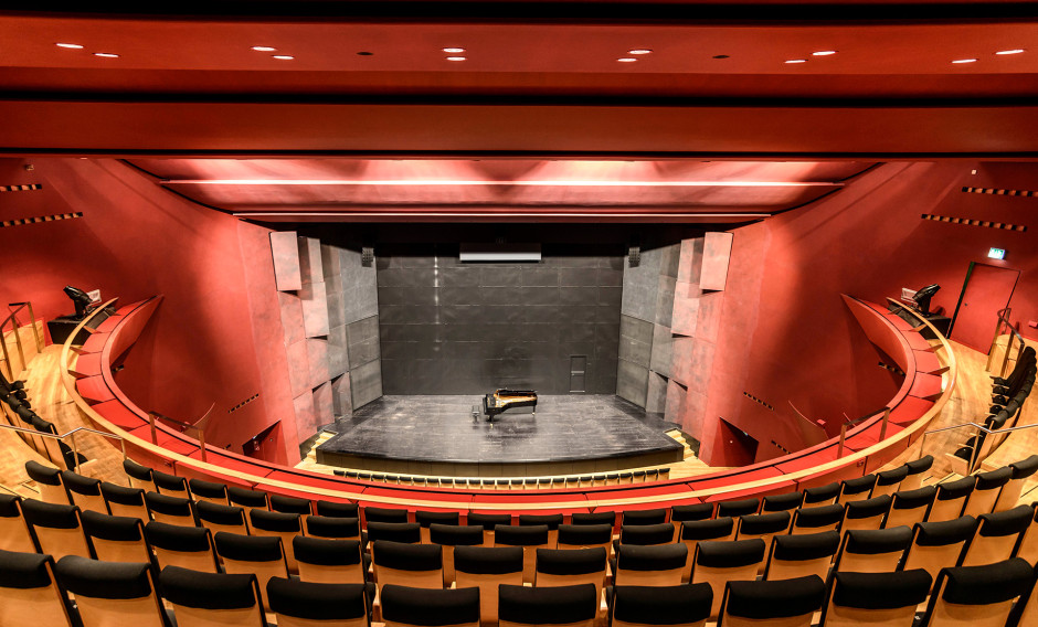 Blick vom Rang auf die Bühne des Theaters Erfurt