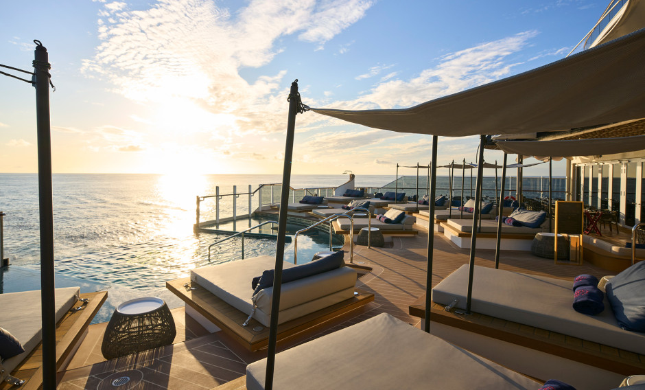 06: Abendstimmung auf dem Sonnendeck mit Liegen und Pool, "Astern", der EXPLORA I     