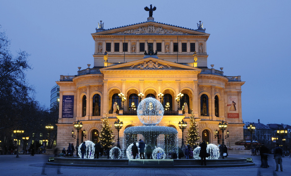 Weihnachtliche Ansicht der Alten Oper Frankfurt   