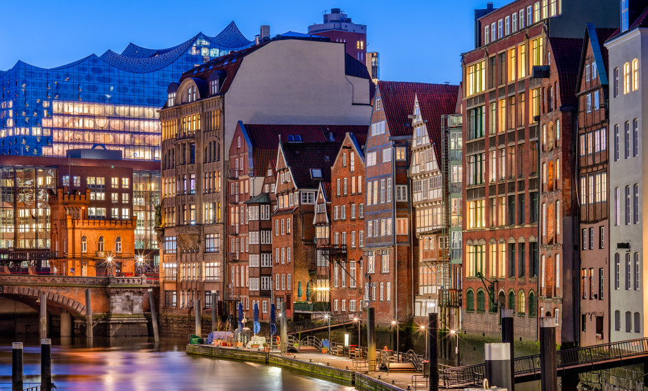 Silvester Hamburg Speicherstadt mit Elphilharmonie im Abendlicht