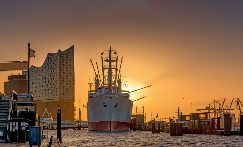 Hamburger Hafen mit Elbphilharmonie im Abendlicht