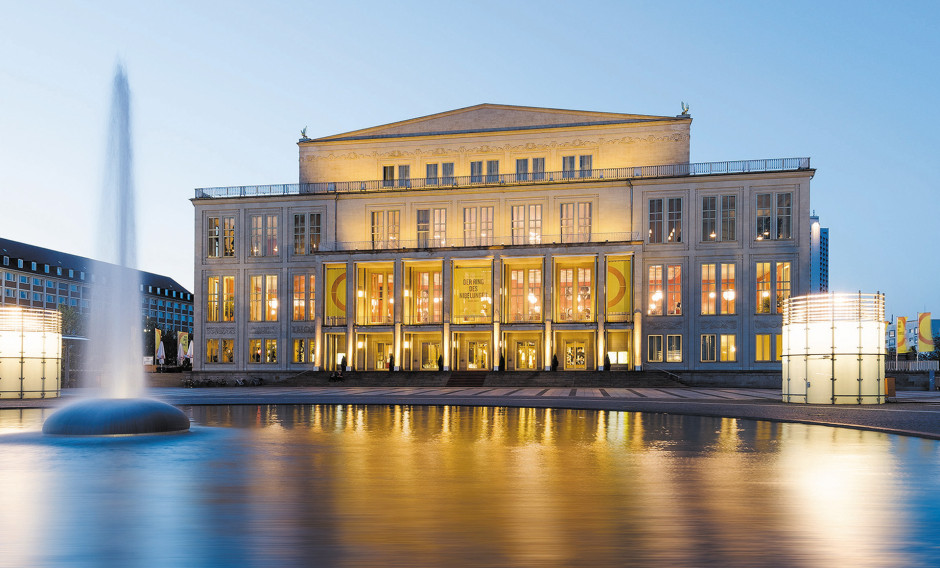 Blick auf die beleuchtete Fassade des Opernhauses Leipzig