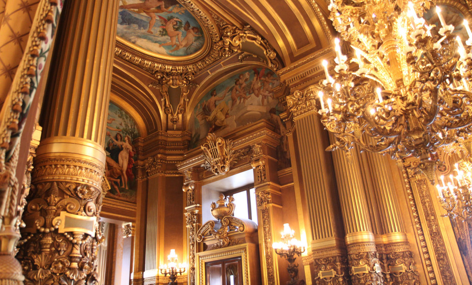 Innenansicht mit Deckengemälden des Palais Garnier in Paris   