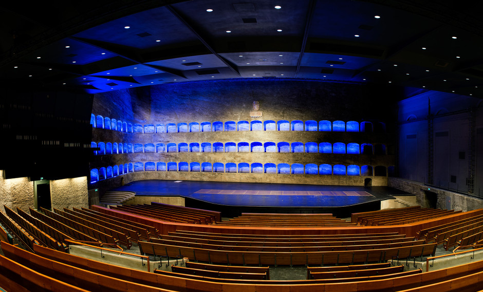 06: Blick auf die illuminierte Bühne der Felsenreitschule in Salzburg    