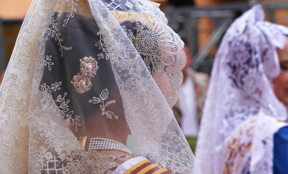 Falleras mit traditioneller Tracht und Spitzenmantilla in Valencia