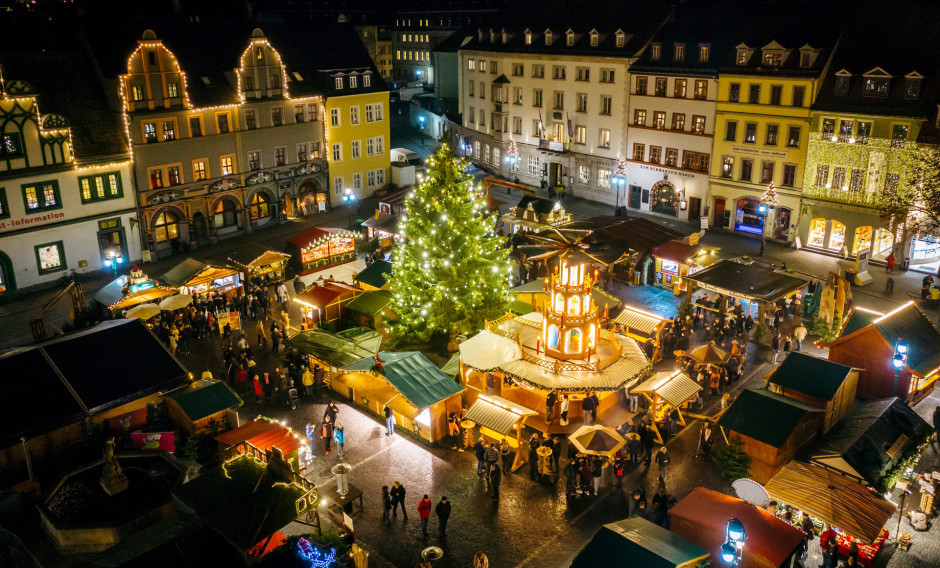 Weihnachtsmarkt Blick auf den abendlichen Weihnachtsmarkt in Weimar