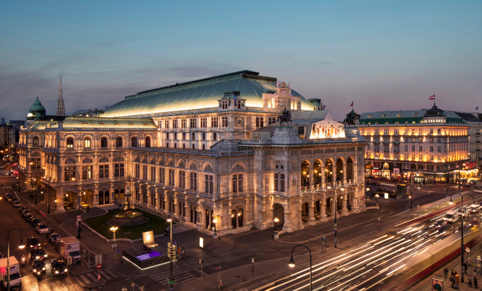 Wiener Staatsoper Die beleuchtete Wiener Staatsoper am Abend