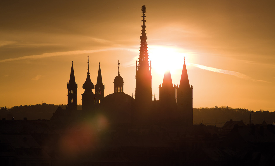 06: Silhouette der Festung Marienberg und den Dom St. Kilian in Würzburg bei Sonnenuntergang     