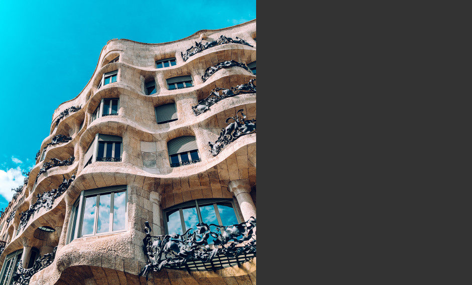 Blick auf die Fassade der Casa Milà in Barcelona 