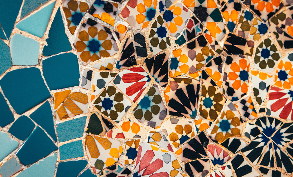 Detail eines Keramikmosaiks in Barcelona   
