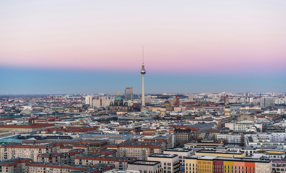 Blick über die Dächer von Berlin mit Fernsehturm 