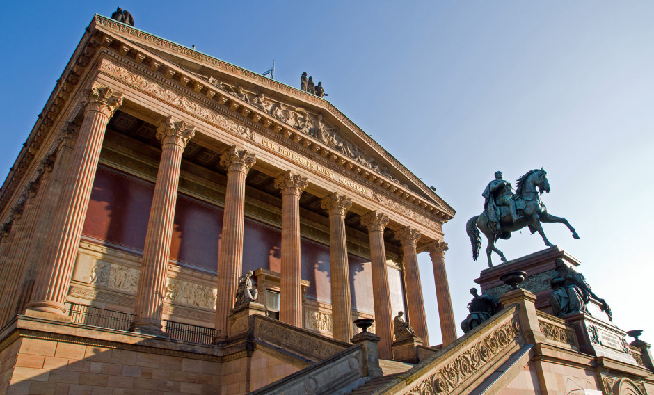  Blick auf den Eingang der Alten Nationalgalerie in Berlin