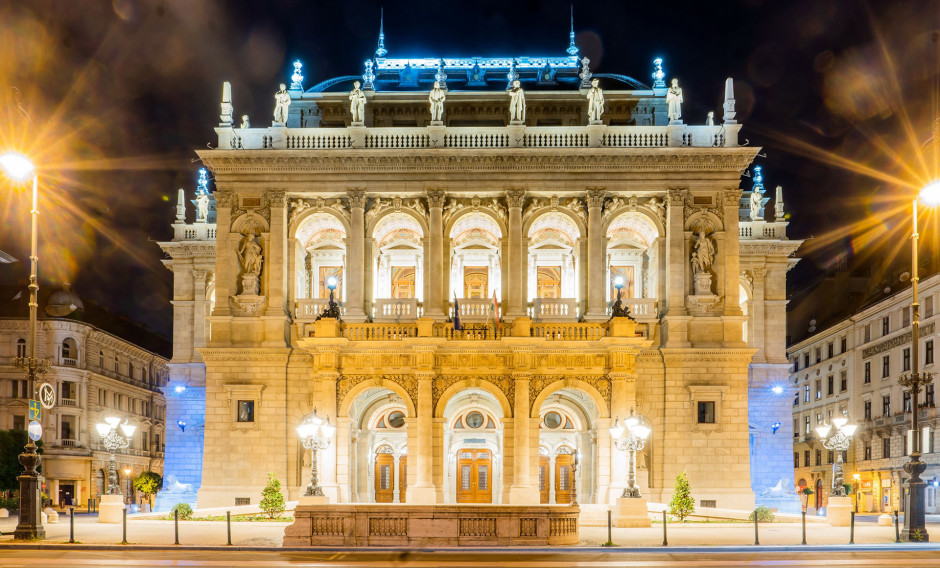 Ungarische Staatsoper Die beleuchtete Ungarische Staatsoper in Budapest