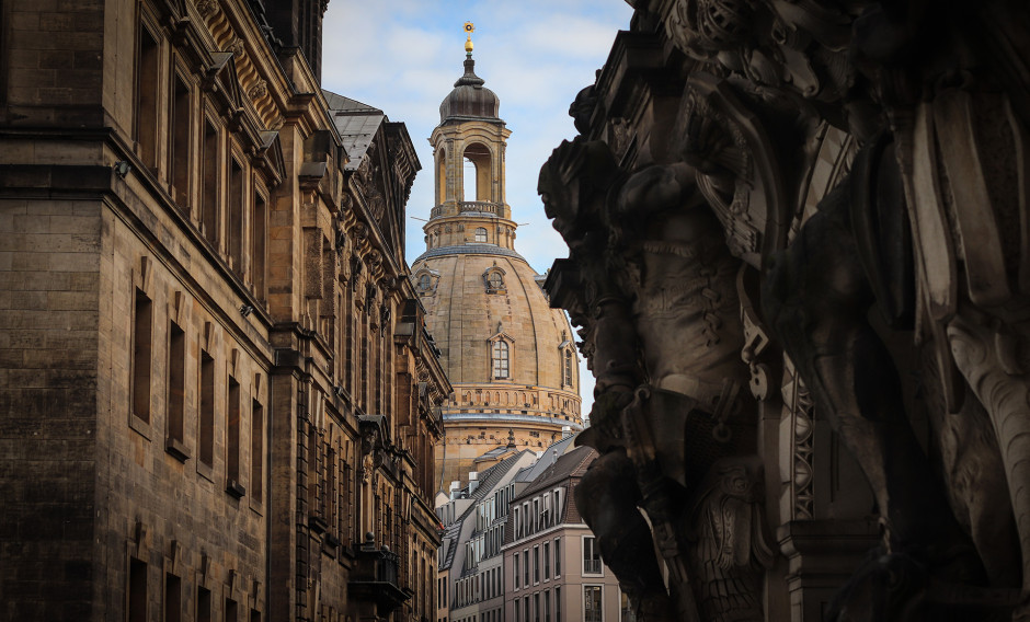 Blick vom Fürstenzug auf die Frauenkirche in Dresden